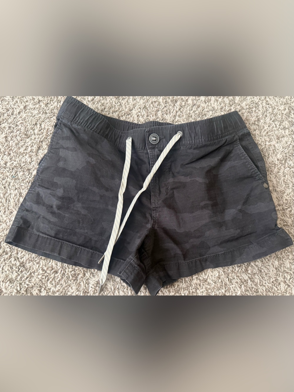 Vuori Woman’s Size Small Black Camo Ripstop Style Organic Cotton